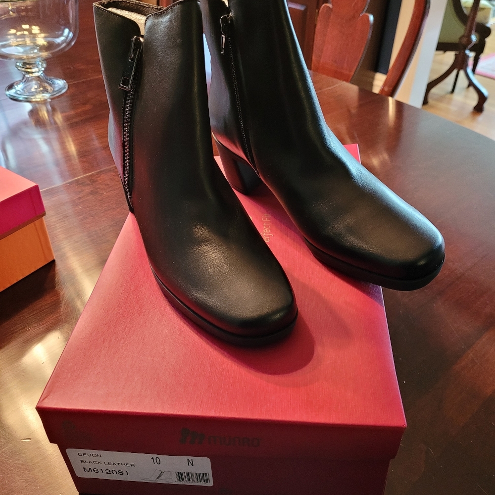 Munro WOMAN'S BOOTS- new in original box!
